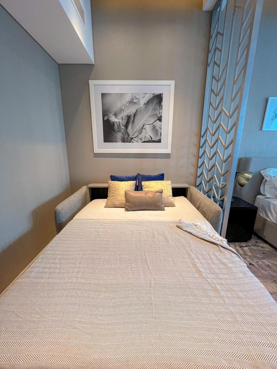 Stylish Business Bay With Canal View - Gym & Pool Apartment *