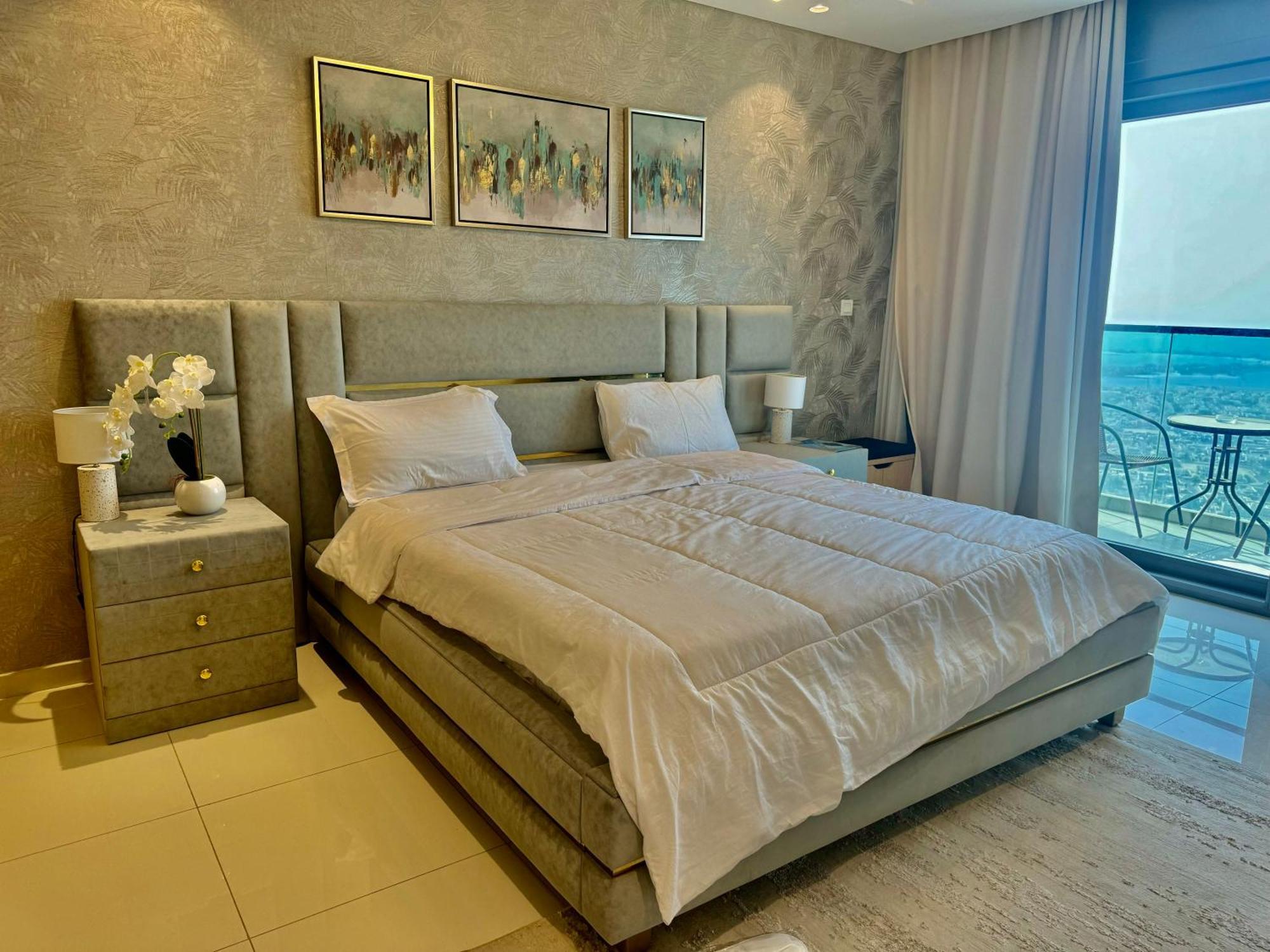 62nd Floor With Stunning Sea Views Infinity Pool Access 2-bedroom *