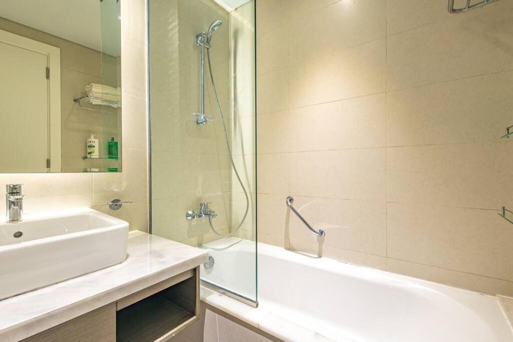 Stylish Business Bay With Canal View - Gym & Pool Apartment Dubai