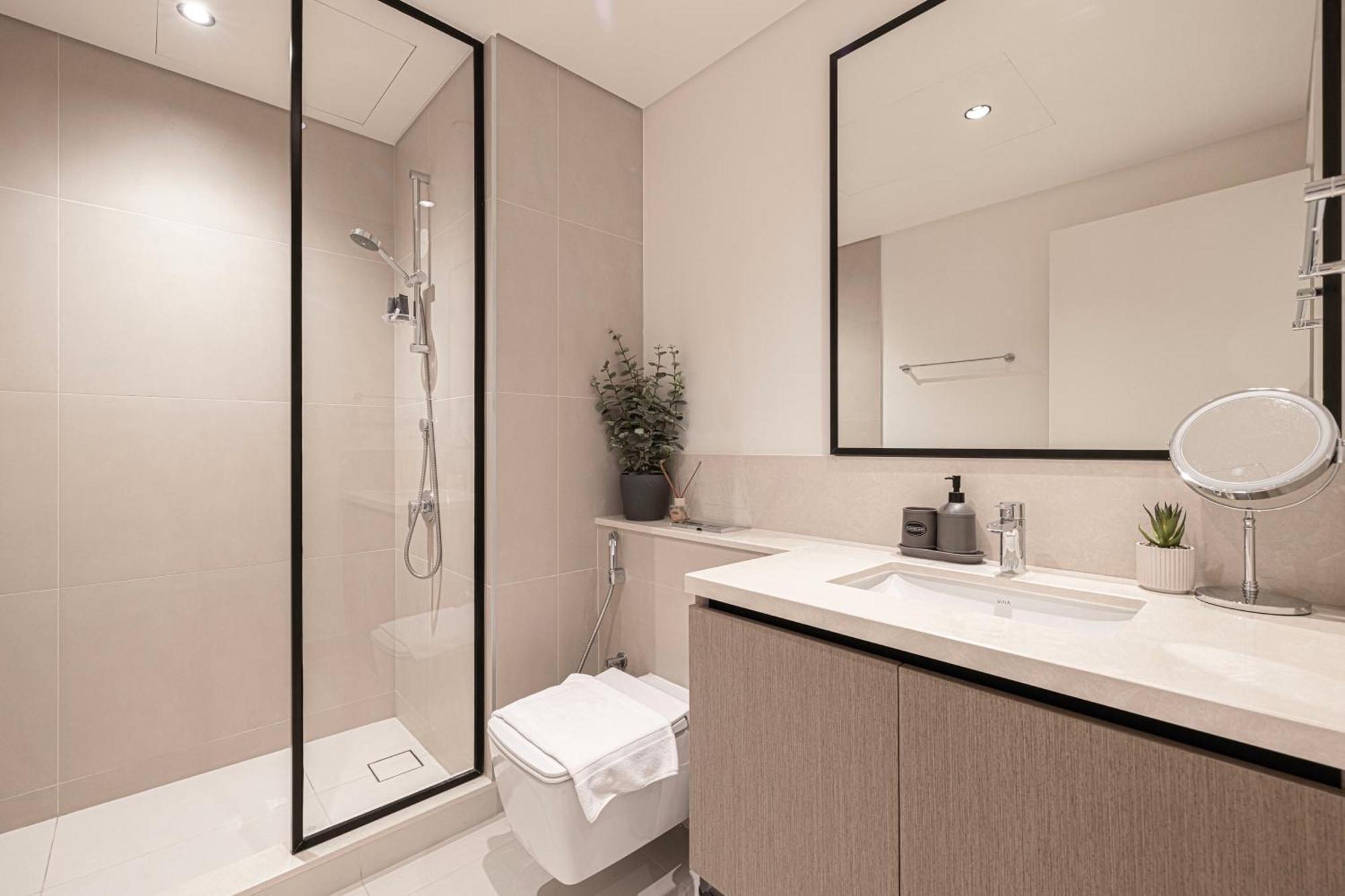Apartment High-rise Chic, Burj Crown, Opera Boulevard View, By Mall Dubai