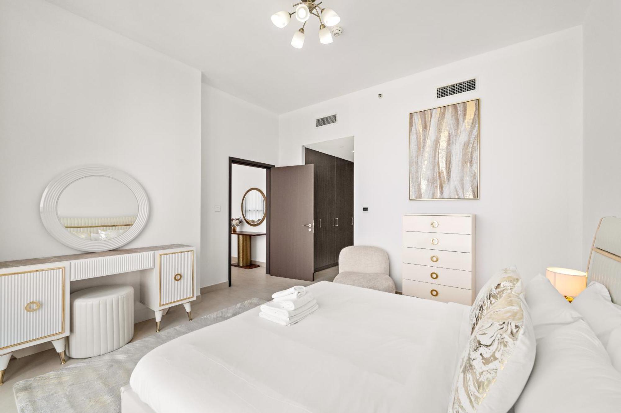 3br Maid's With Burj Khalifa Views Apartment *