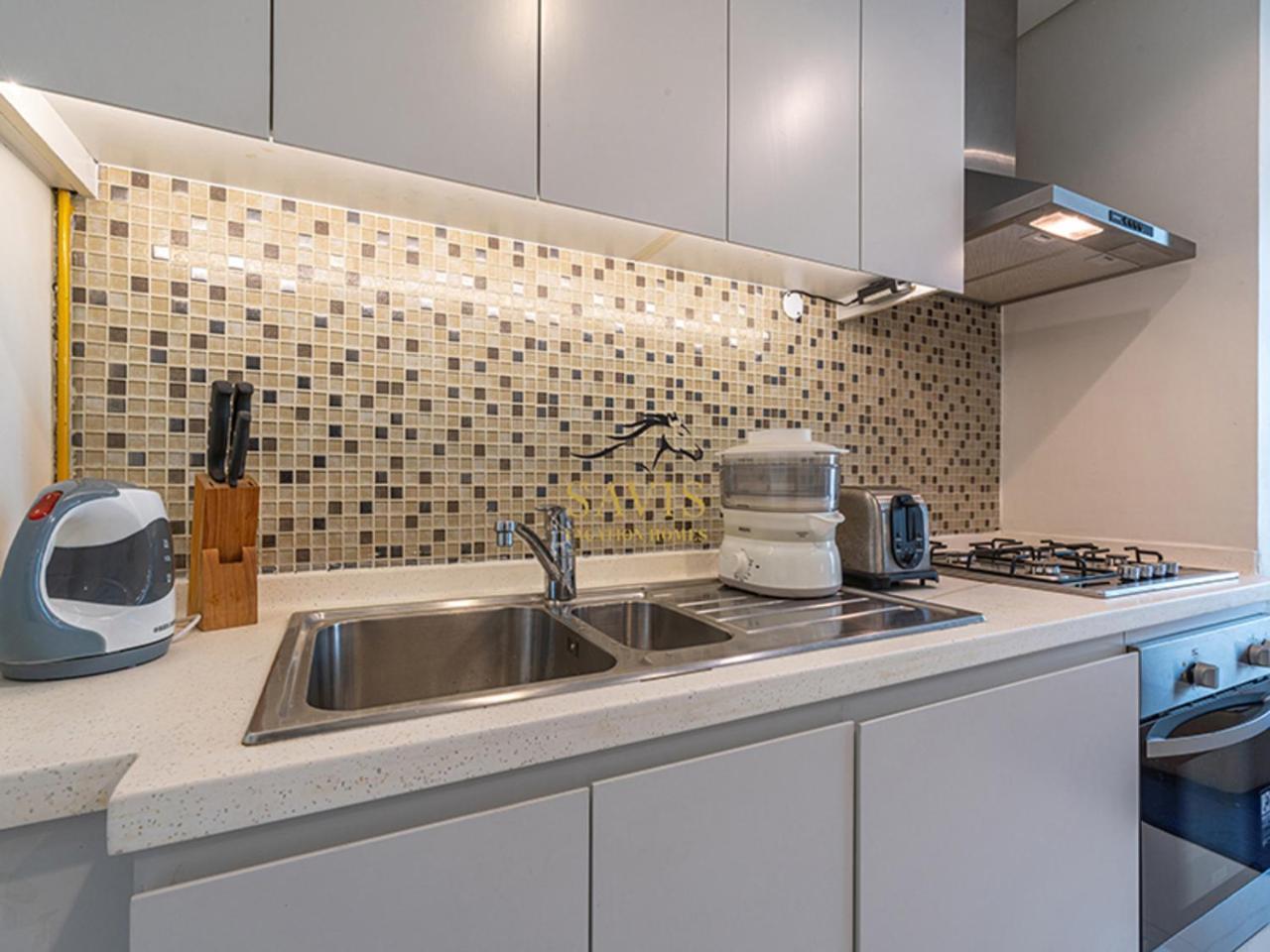 Savis Home-spacious With Canal View * Dubai