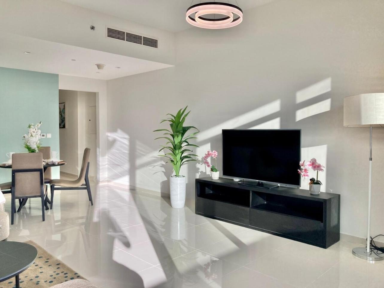 Luxurious 2br Skyline & Pool Views Apartment *