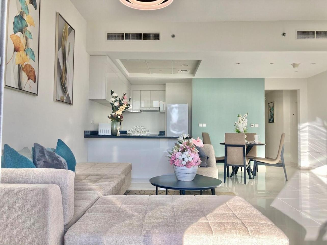 Luxurious 2br Skyline & Pool Views