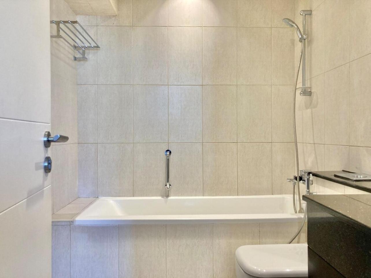 Luxurious 2br Skyline & Pool Views * Dubai