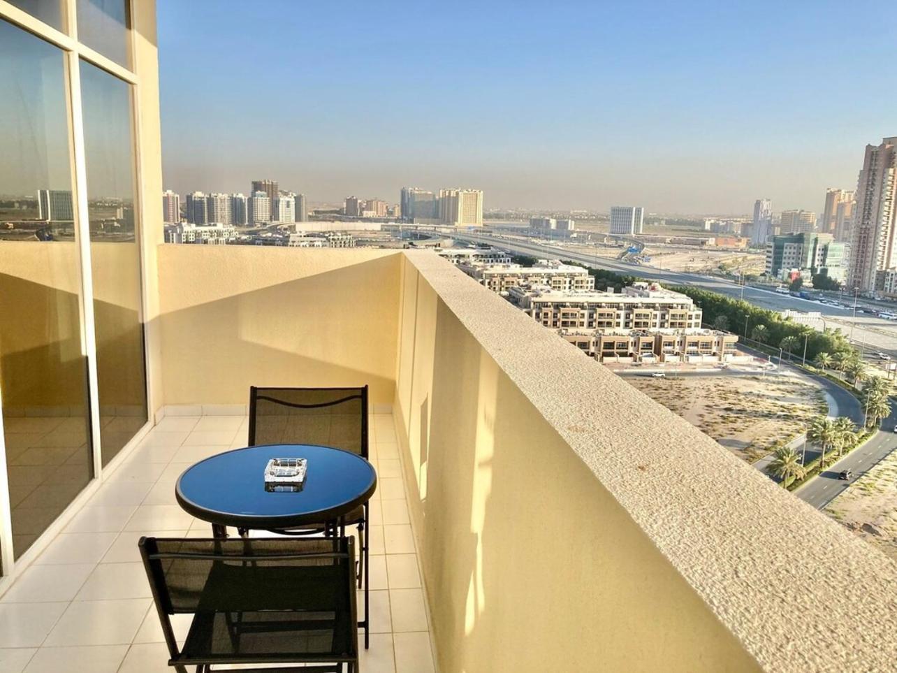 Luxurious 2br Skyline & Pool Views Dubai