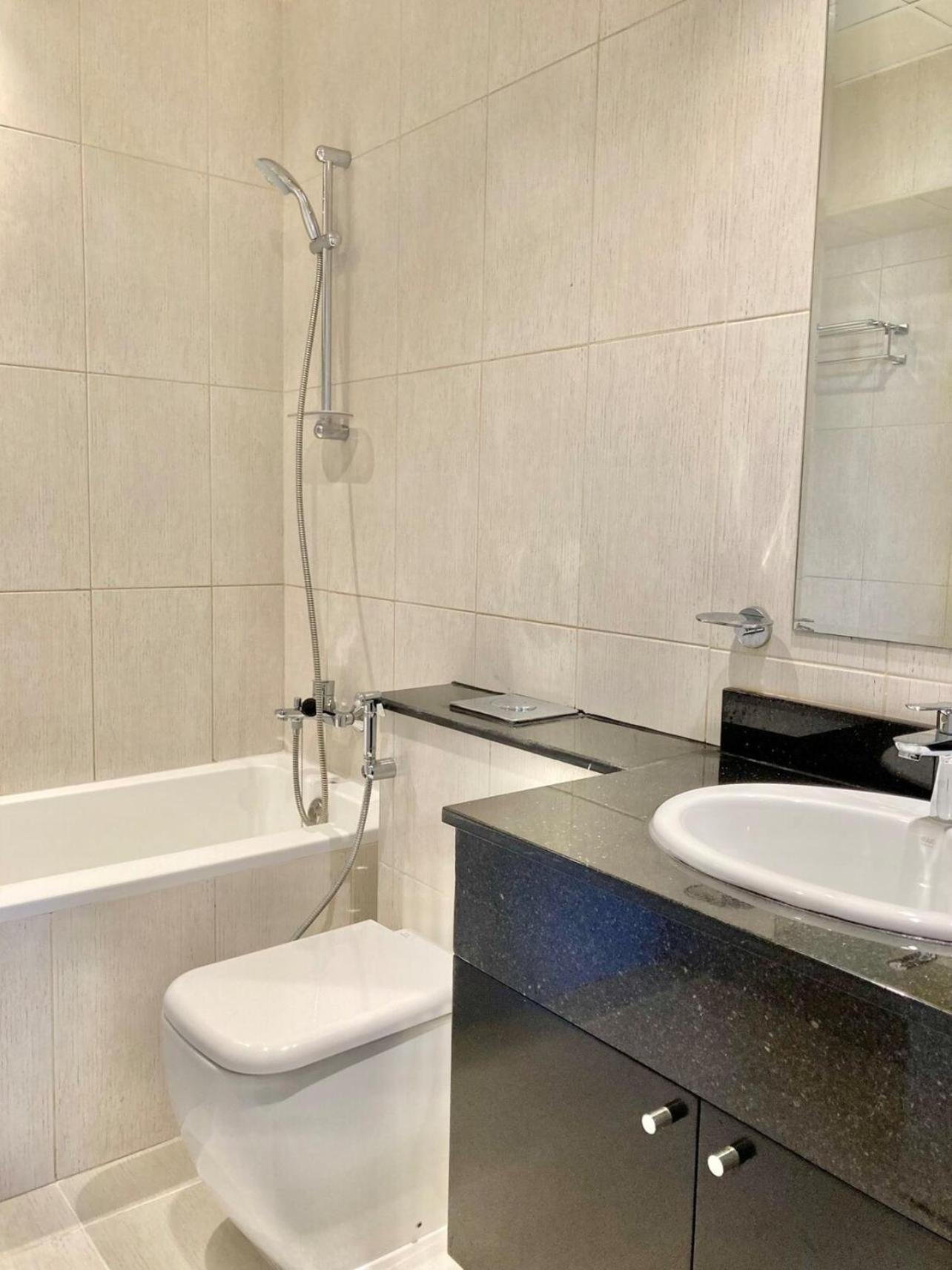 Luxurious 2br Skyline & Pool Views *
