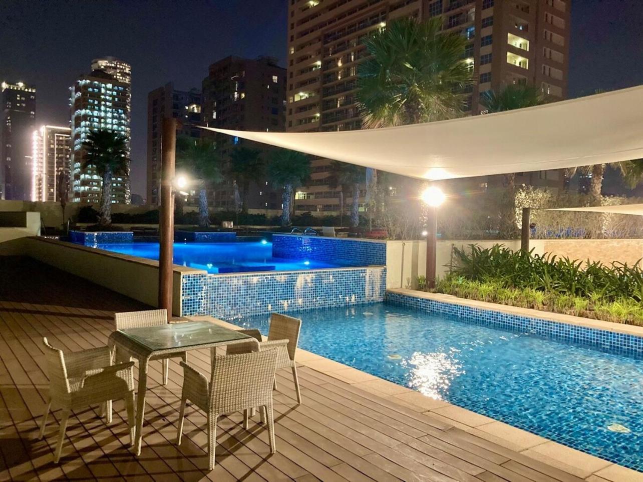 Luxurious 2br Skyline & Pool Views * Dubai