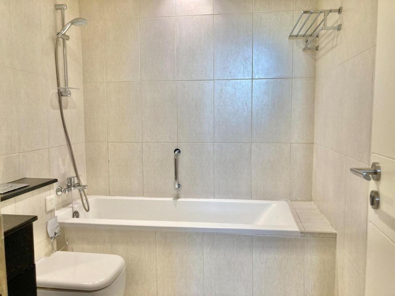 Luxurious 2br Skyline & Pool Views Apartment