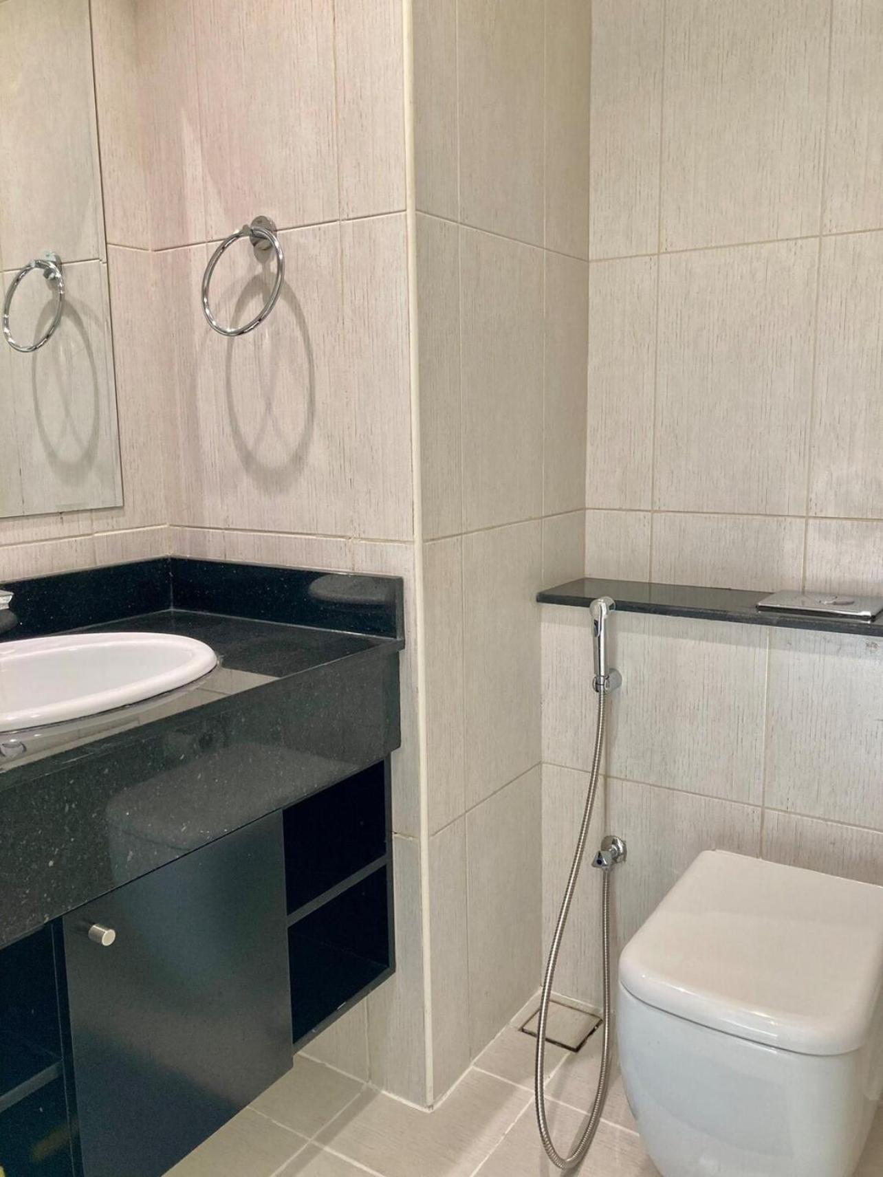 Luxurious 2br Skyline & Pool Views Apartment *