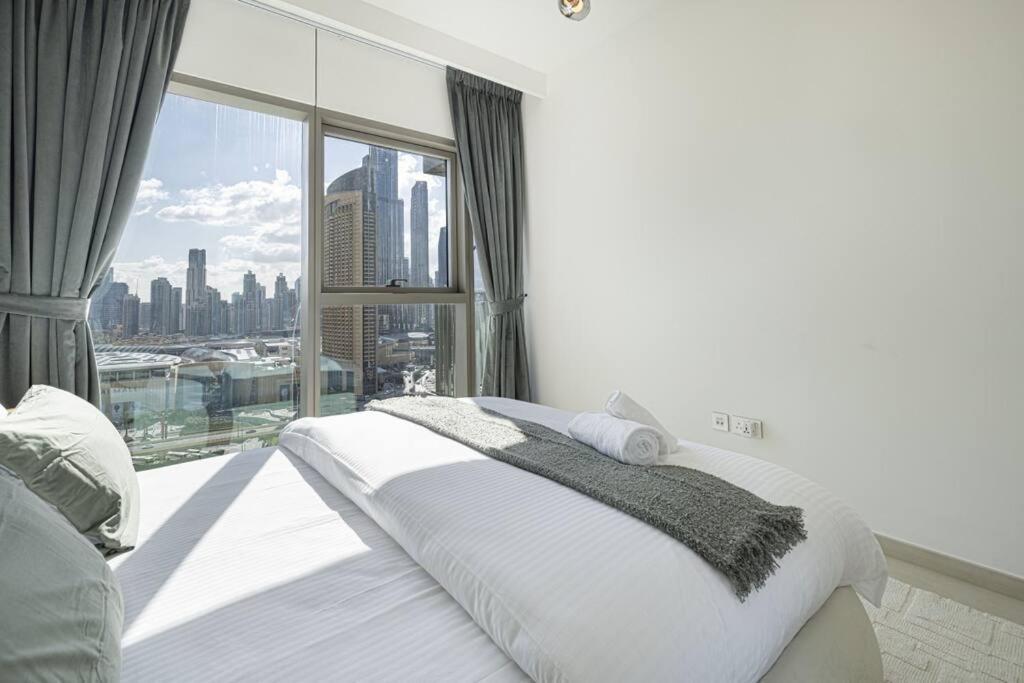 Downtown - Burj Khalifa Facing - 2 Bed Luxe Apartment *