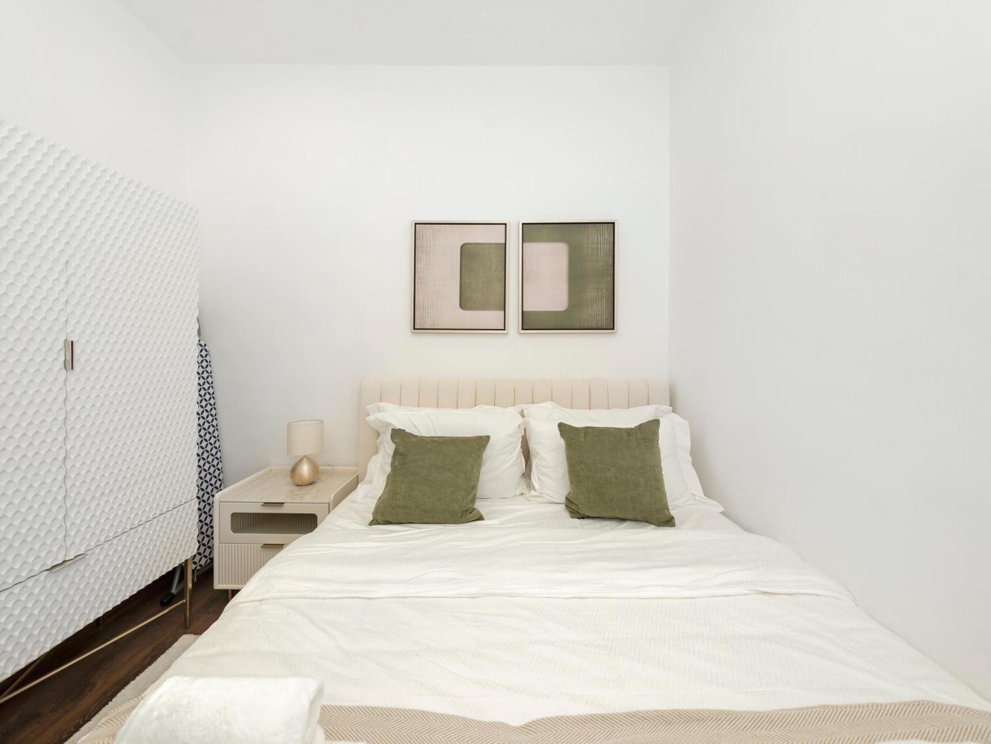 Elegant Two Bedroom With Large Balcony And Panoramic Downtown Skyline & Boulevard Views By Luxury Space *
