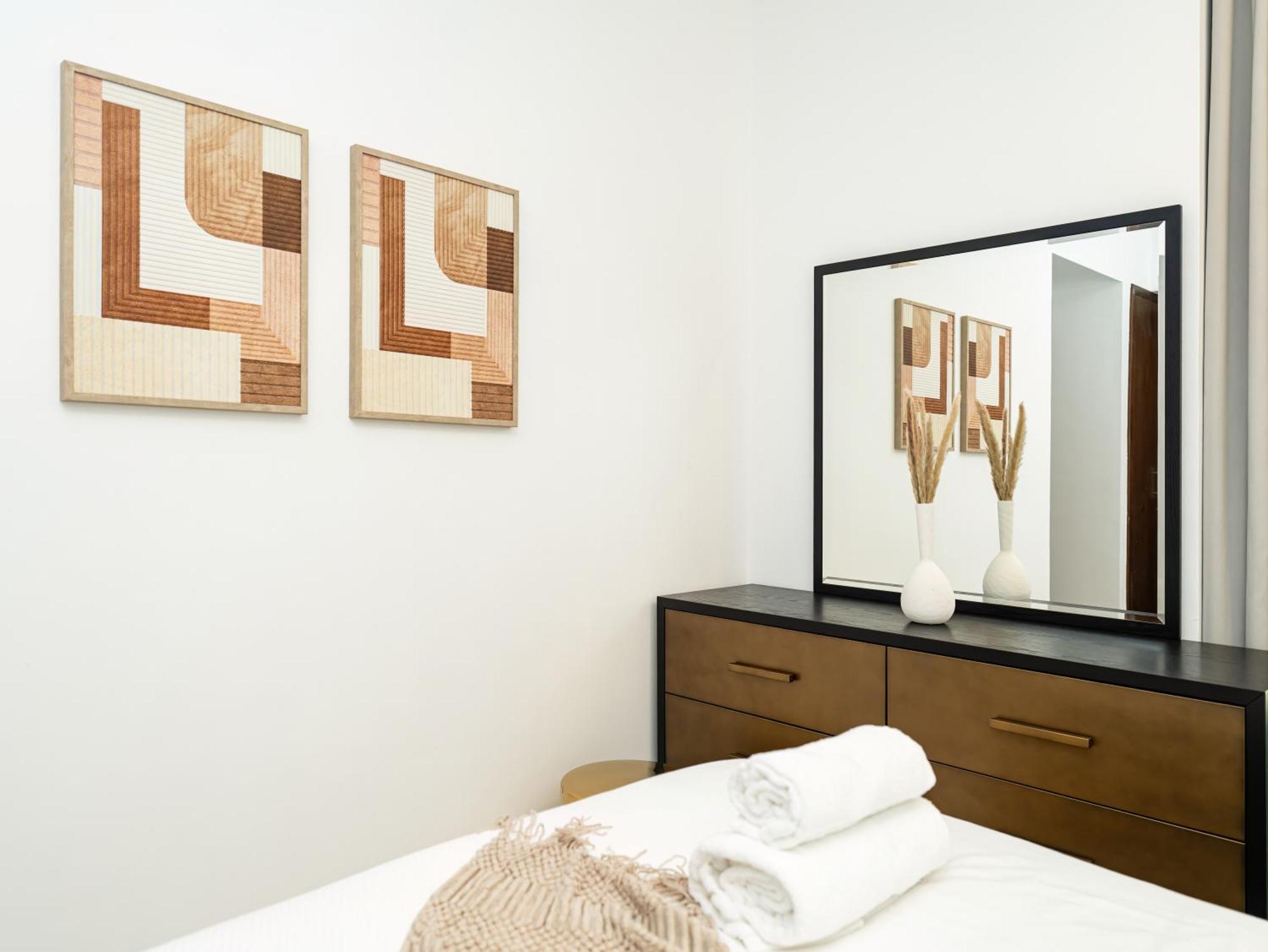 Apartment Elegant Two Bedroom With Large Balcony And Panoramic Downtown Skyline & Boulevard Views By Luxury Space