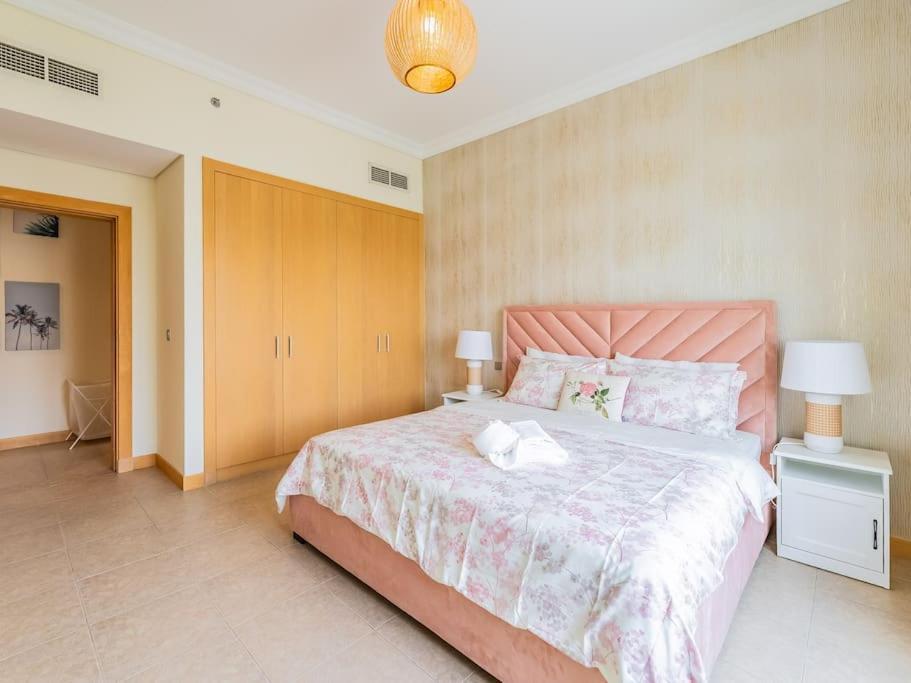 Palm Jumeriah - 4 Bedroom - Beachfront Living Apartment
