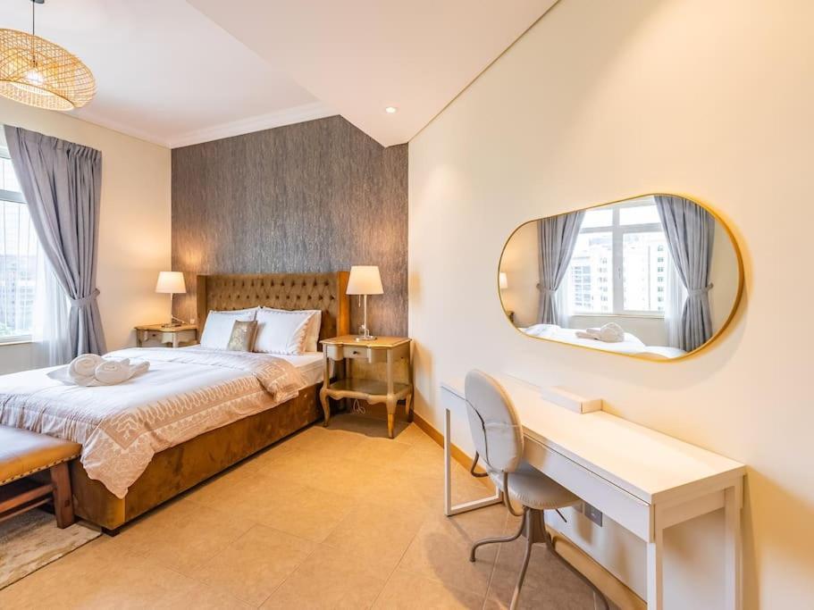Palm Jumeriah - 4 Bedroom - Beachfront Living Apartment Dubai