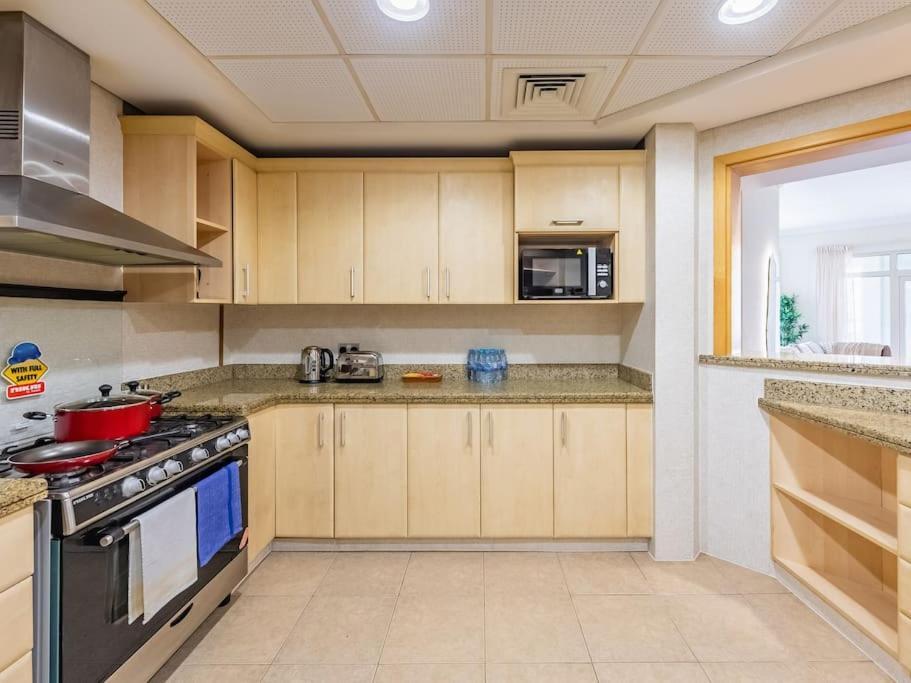Palm Jumeriah - 4 Bedroom - Beachfront Living Dubai