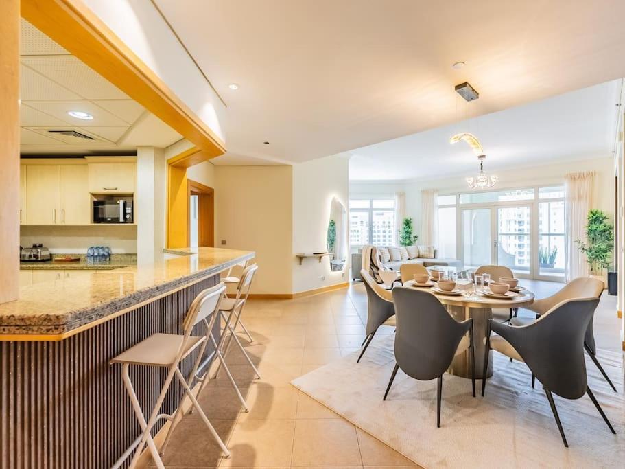 Palm Jumeriah - 4 Bedroom - Beachfront Living * Dubai