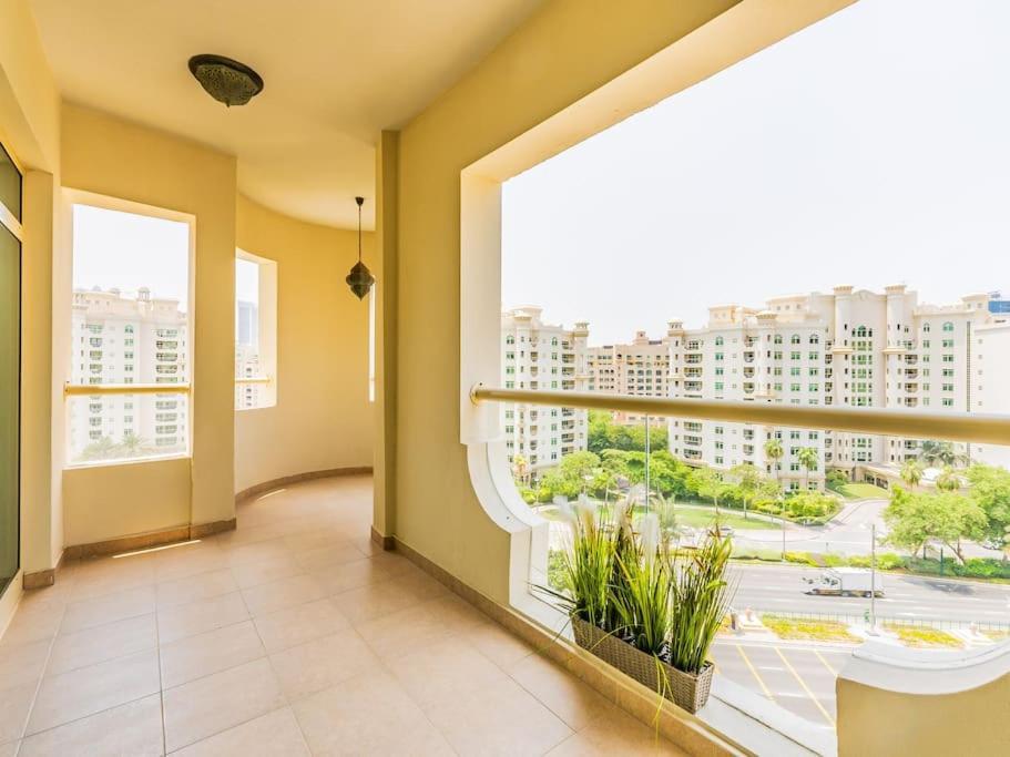 Palm Jumeriah - 4 Bedroom - Beachfront Living * Dubai