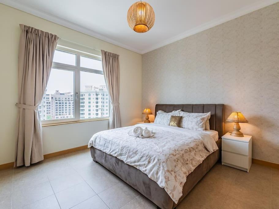 Palm Jumeriah - 4 Bedroom - Beachfront Living Apartment Dubai