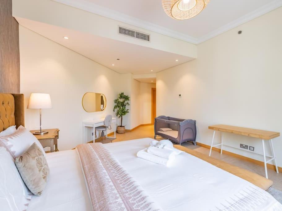 Palm Jumeriah - 4 Bedroom - Beachfront Living * Dubai