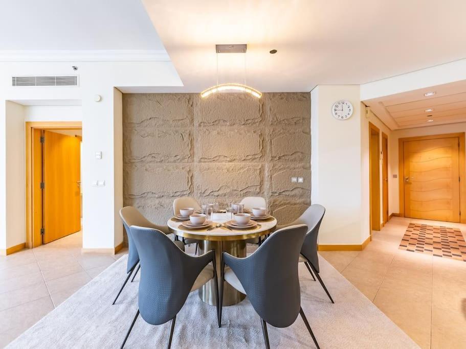 Palm Jumeriah - 4 Bedroom - Beachfront Living *