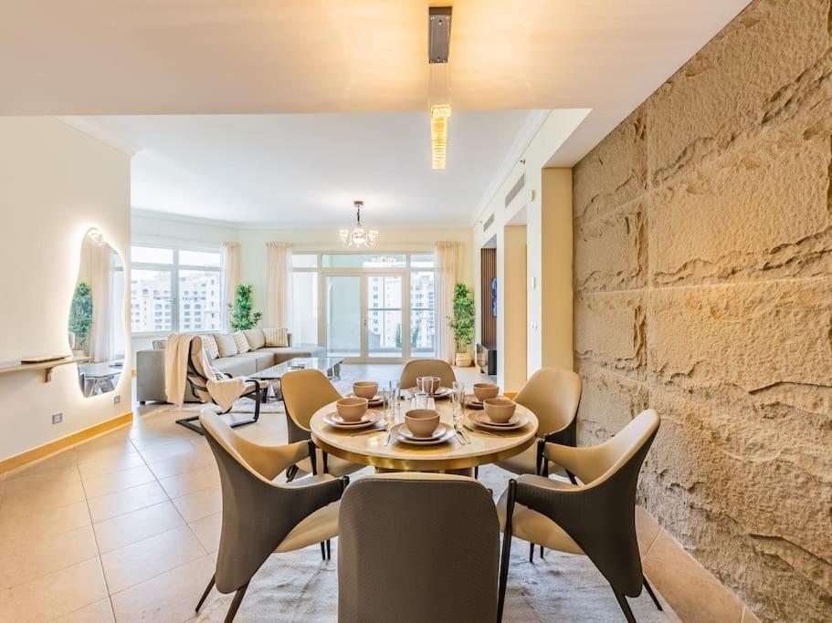 Palm Jumeriah - 4 Bedroom - Beachfront Living Apartment