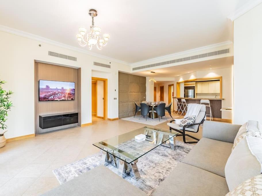 Palm Jumeriah - 4 Bedroom - Beachfront Living Apartment Dubai