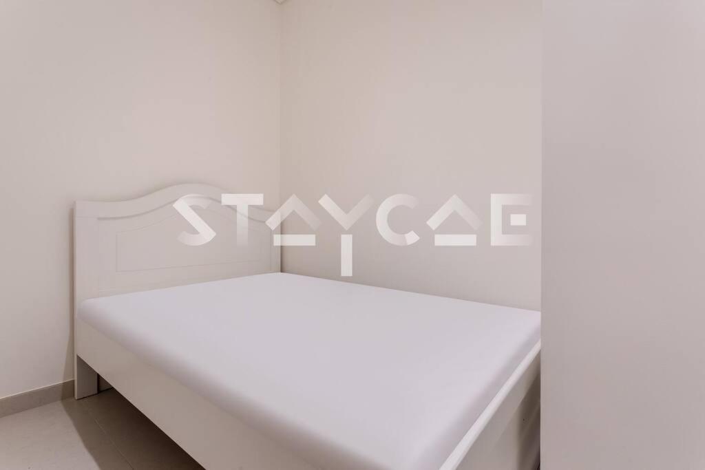 Staycae- Burj Royale 03 Bedroom Apartment
