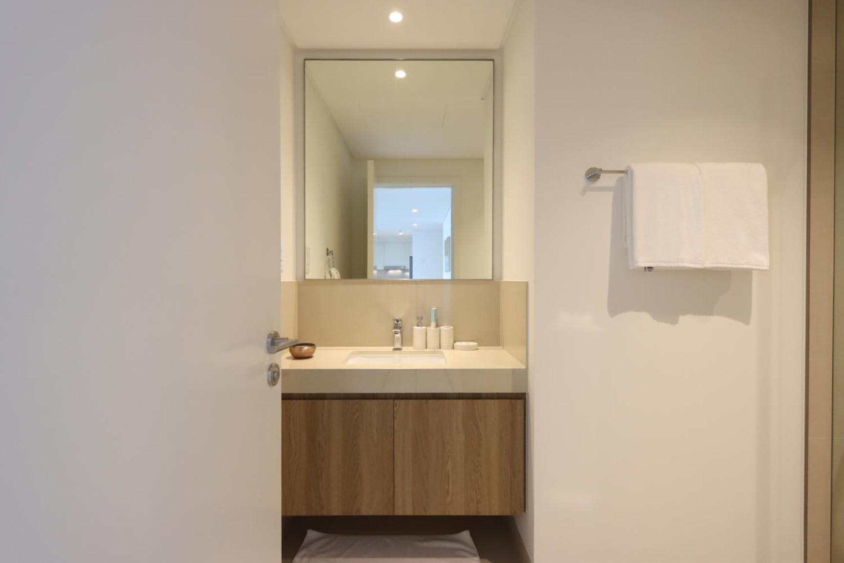 Livbnb- Your Looking Over Burj & Fountainview Apartment *