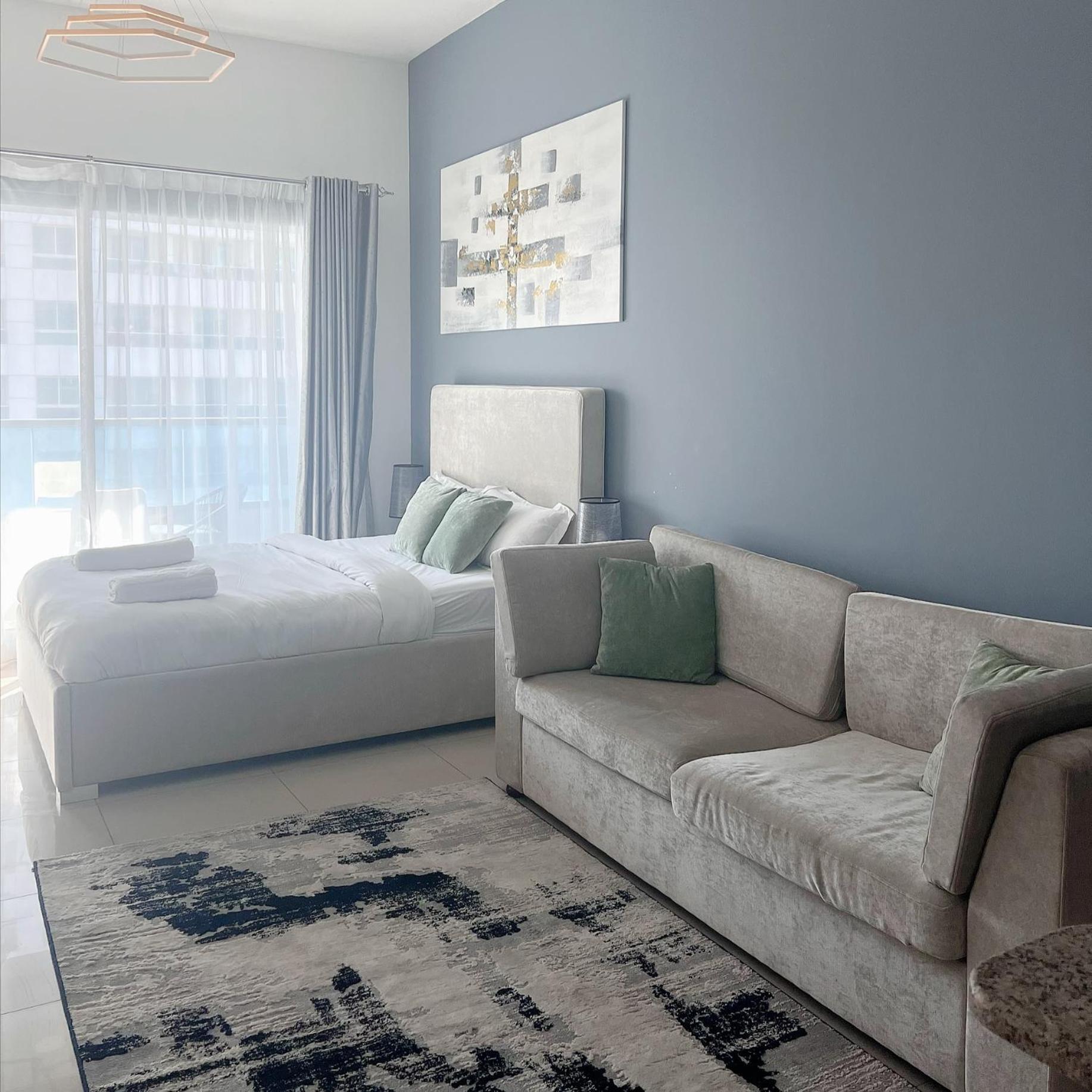 With Stunning Marina Views Apartment Dubai