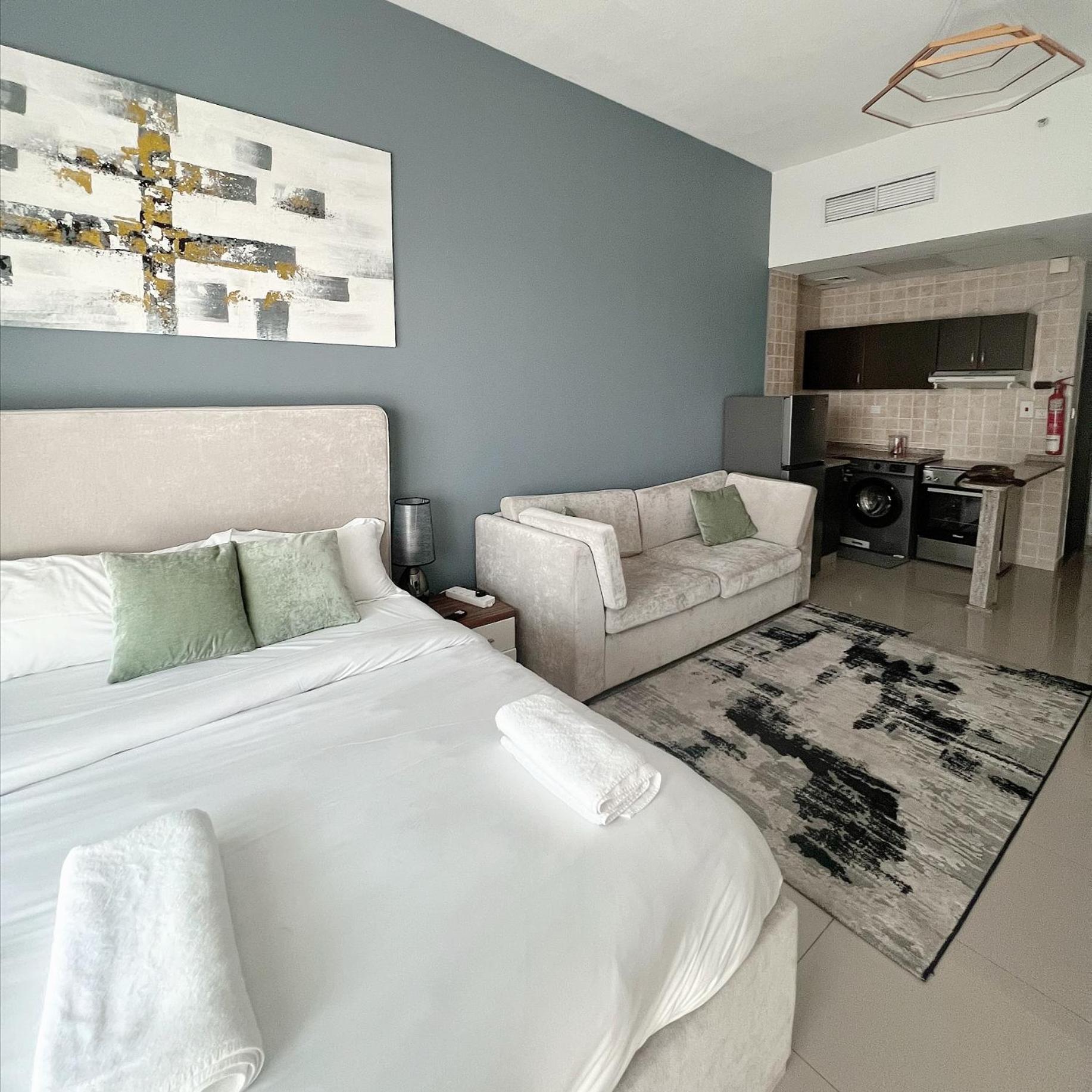 Apartment With Stunning Marina Views Dubai