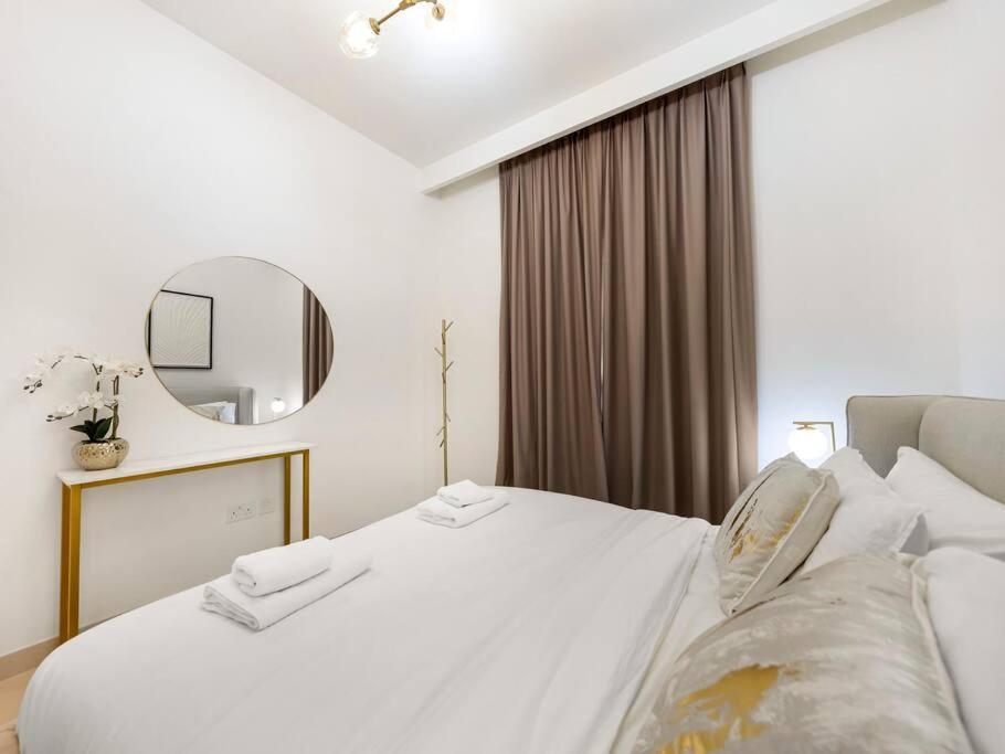 Luxury Two Bedroom Apartment With City & Pool View By Delujo Stays Apartment