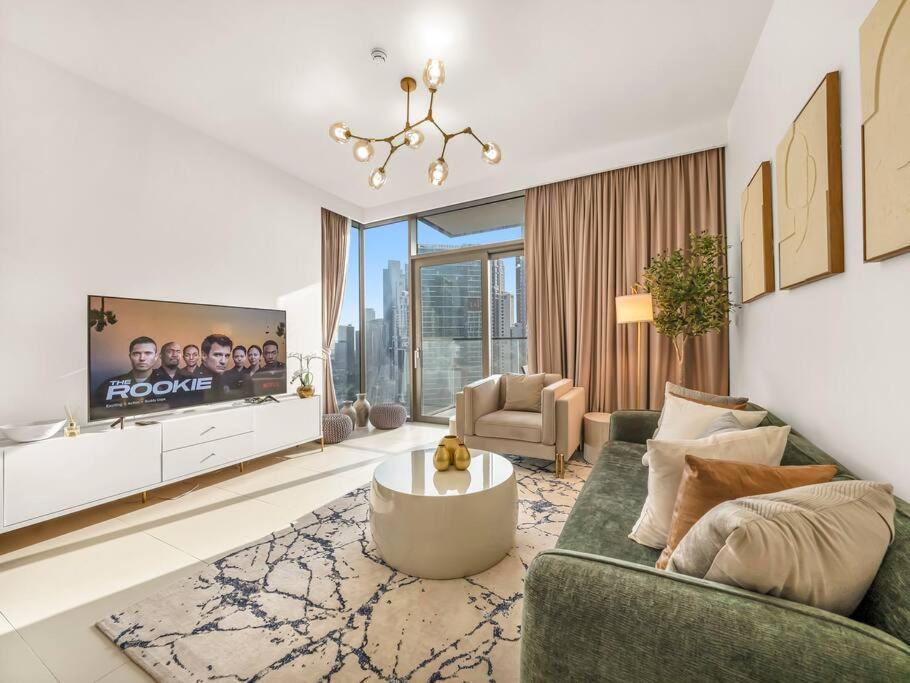 Luxury Two Bedroom Apartment With City & Pool View By Delujo Stays