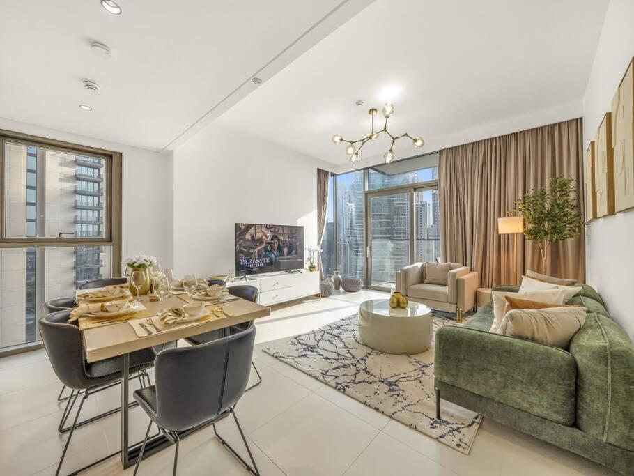 Apartment Luxury Two Bedroom Apartment With City & Pool View By Delujo Stays