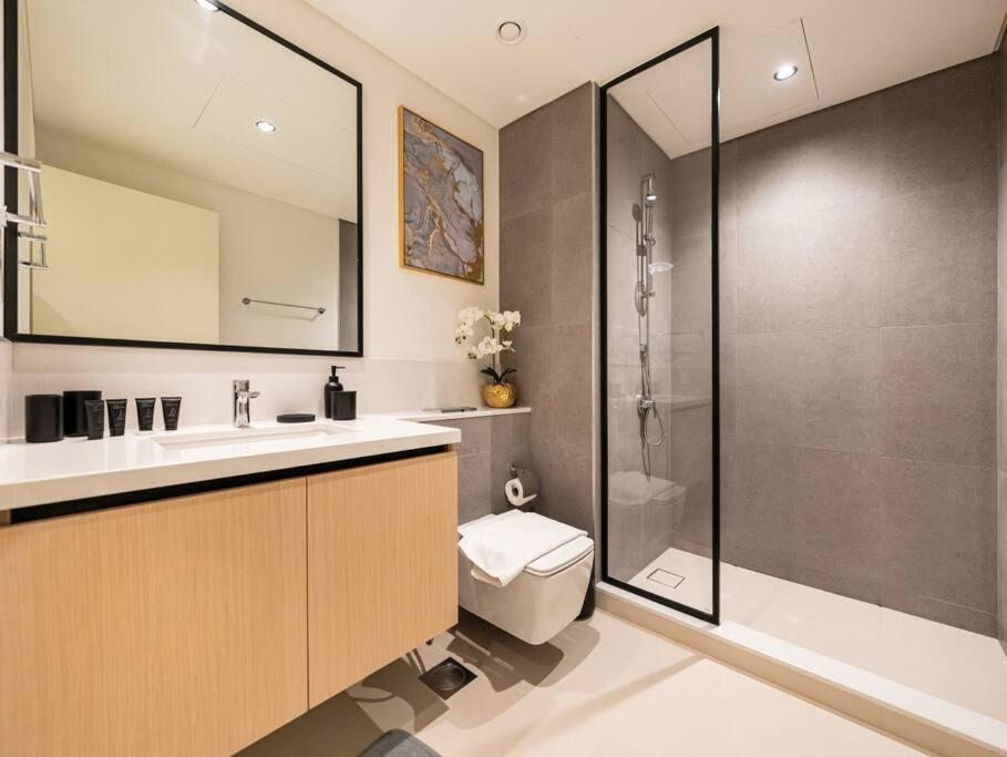 Apartment Luxury Two Bedroom Apartment With City & Pool View By Delujo Stays