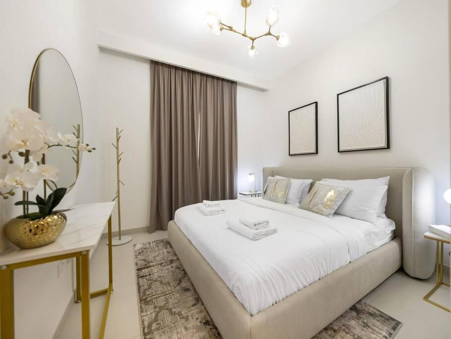 Luxury Two Bedroom Apartment With City & Pool View By Delujo Stays * Dubai