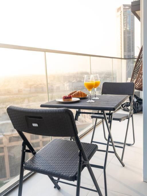 Luxury Two Bedroom Apartment With City & Pool View By Delujo Stays