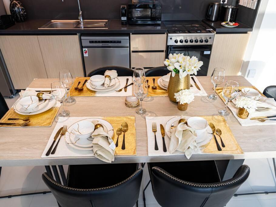 Luxury Two Bedroom Apartment With City & Pool View By Delujo Stays Apartment