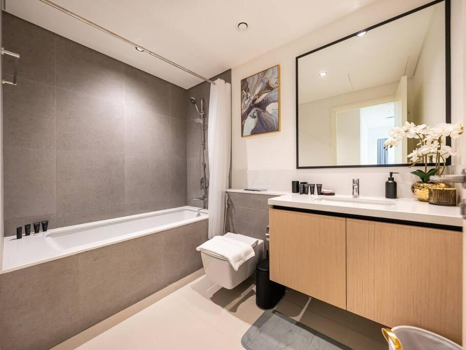 Apartment Luxury Two Bedroom Apartment With City & Pool View By Delujo Stays *