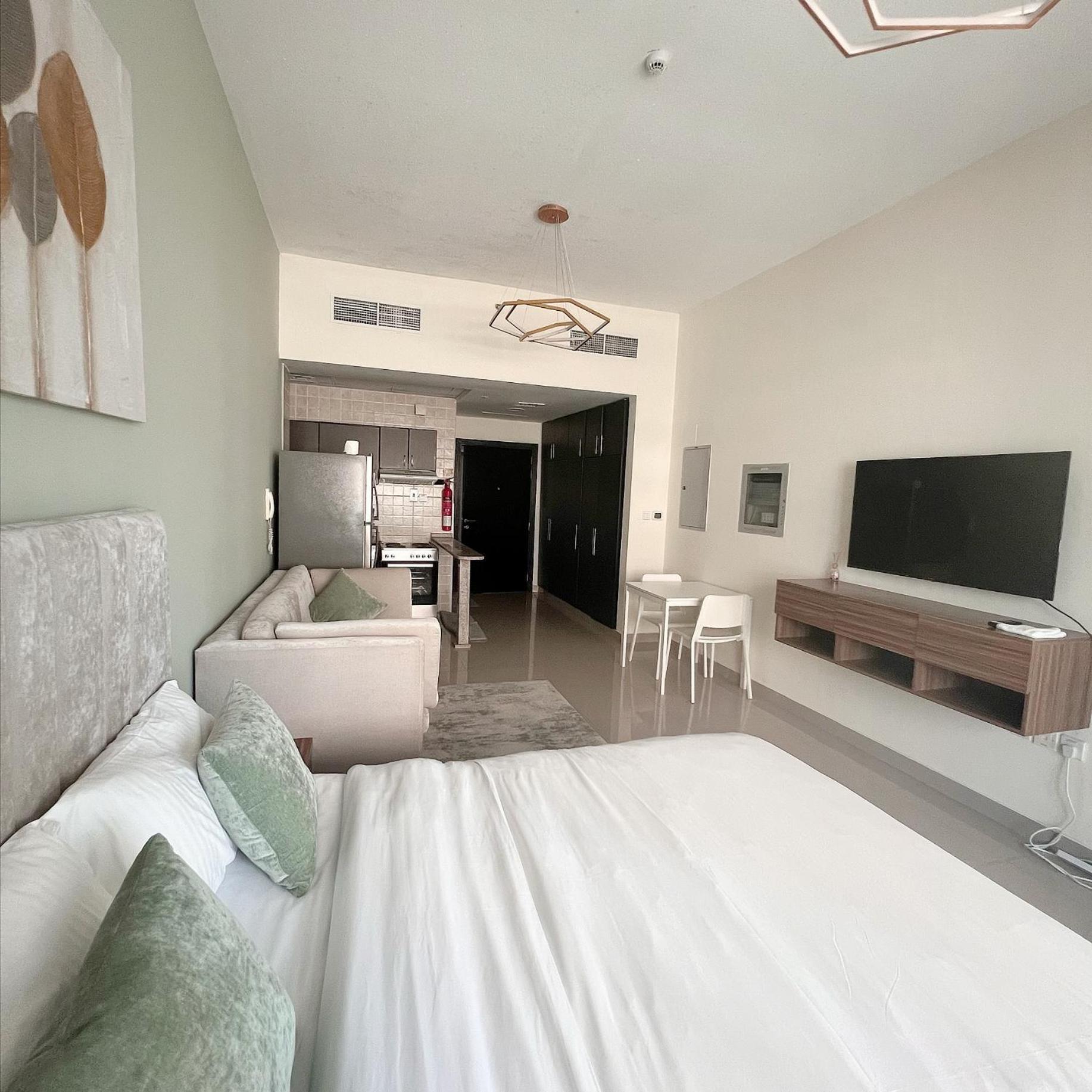 Apartment Skyline With Balcony In Marina *