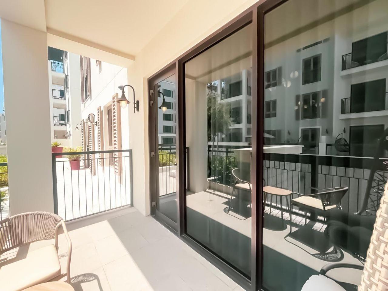 Apartment Chic & Modern In La Rive 4, Dubai