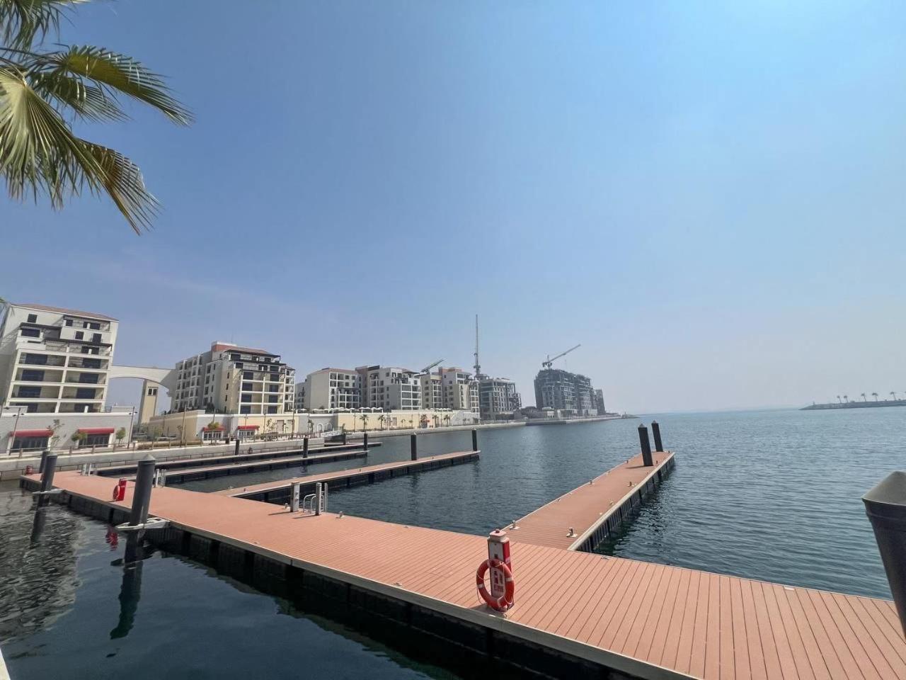 Apartment Chic & Modern In La Rive 4, Dubai