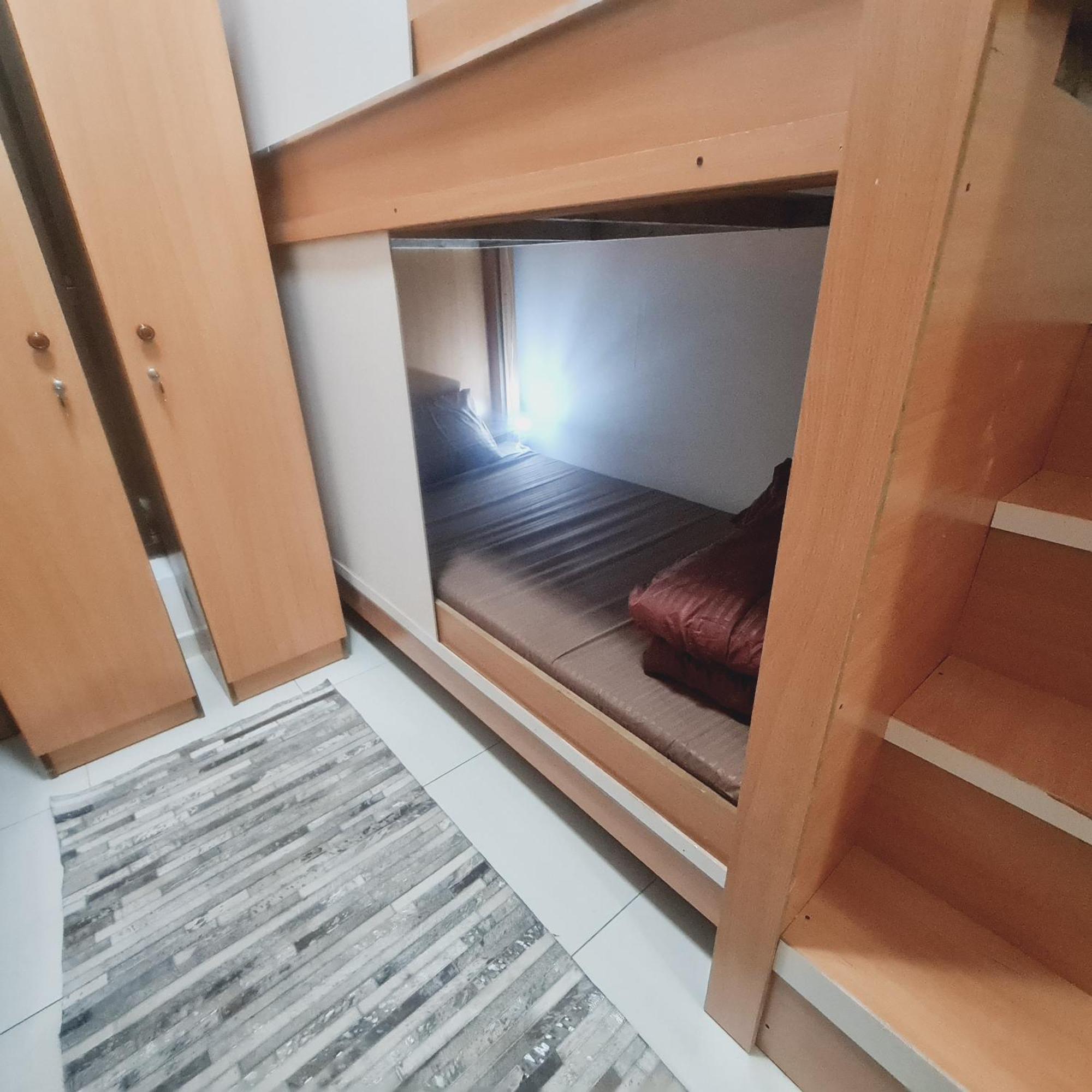 La Gold Capsule Hostel