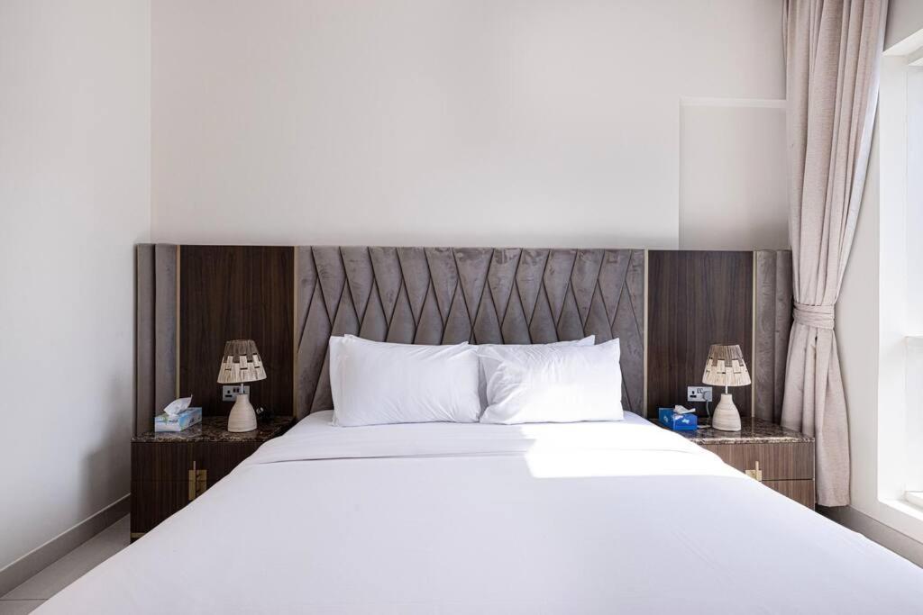 Easemytrip - Prime Business Bay With Canal And Marina Views Apartment Dubai