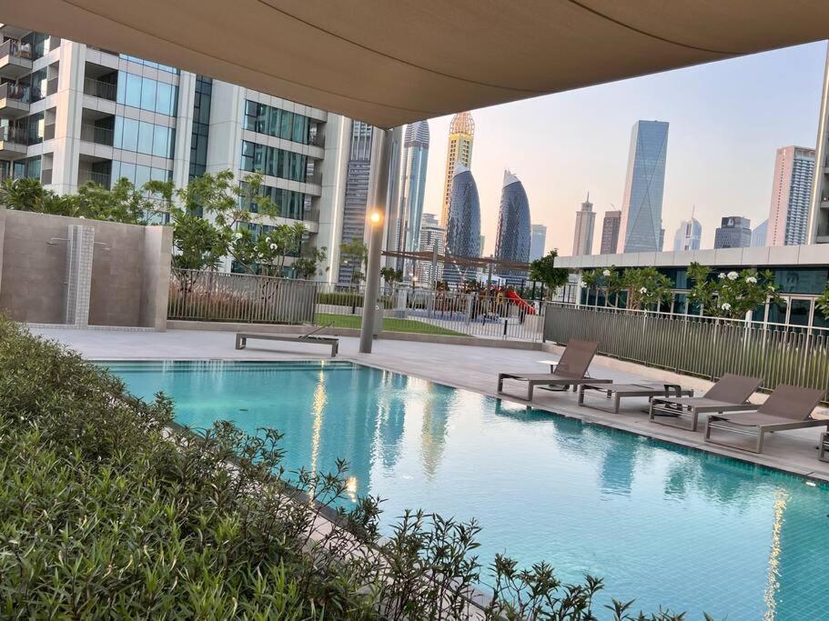 Elegant High Floor One Bedroom Next To Mall *