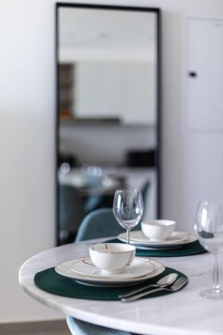 Elegant High Floor One Bedroom Next To Mall