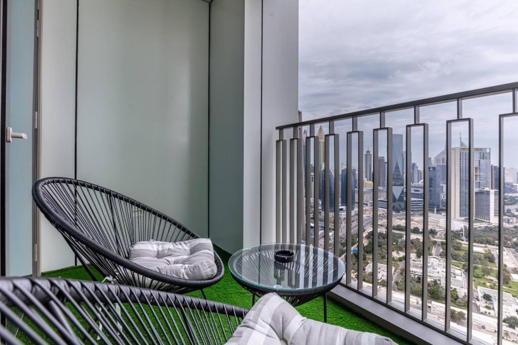 Elegant High Floor One Bedroom Next To Mall *