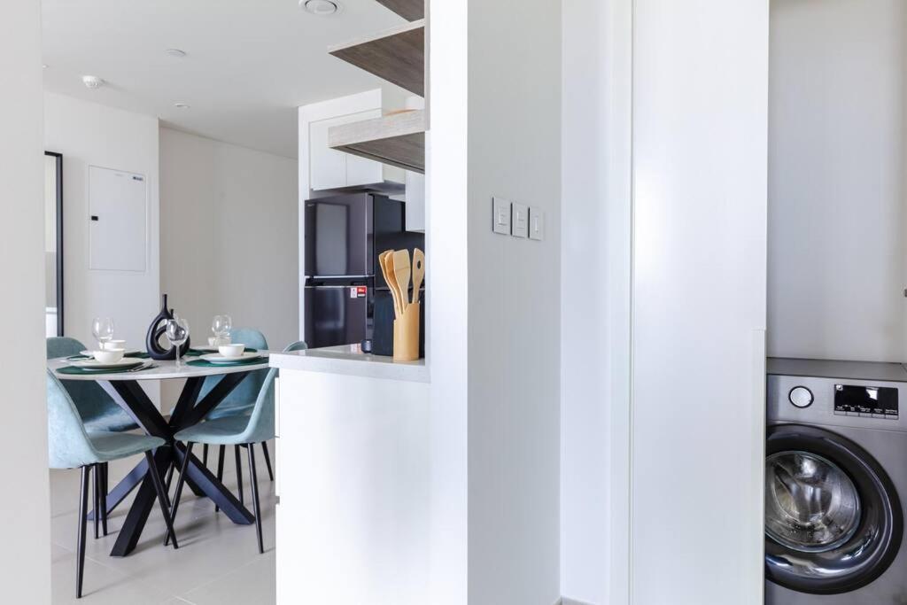 Elegant High Floor One Bedroom Next To Mall Dubai