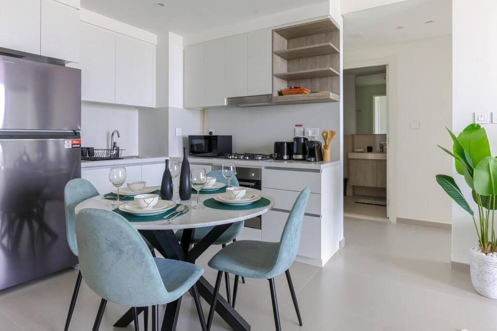 Elegant High Floor One Bedroom Next To Mall