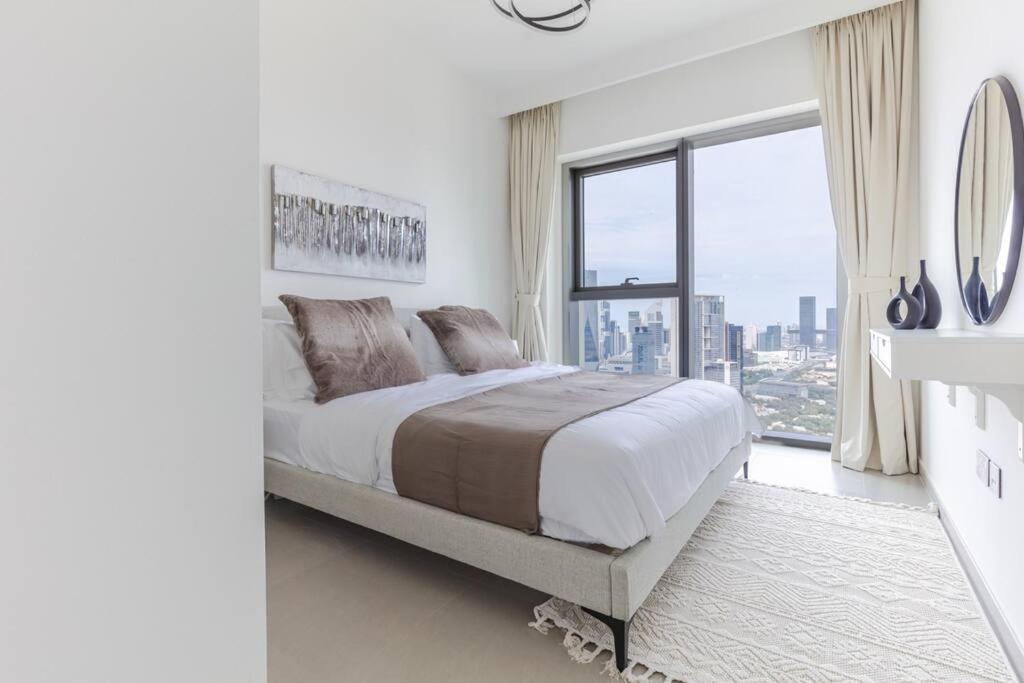 Elegant High Floor One Bedroom Next To Mall *